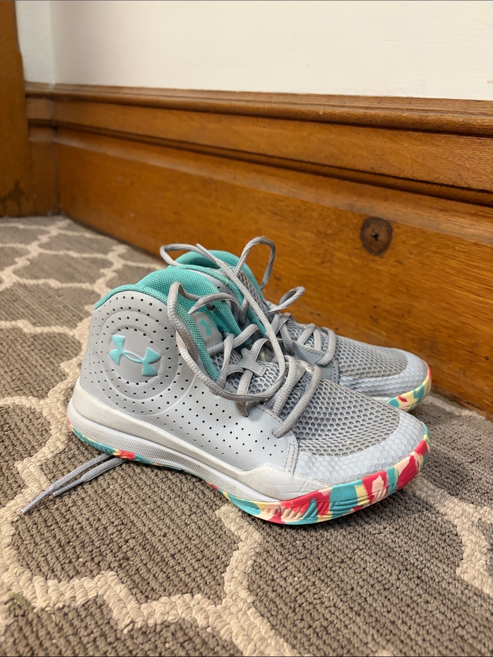 Under Armour Kids' Light Gray & Teal basketball sneakers. Size 3.5